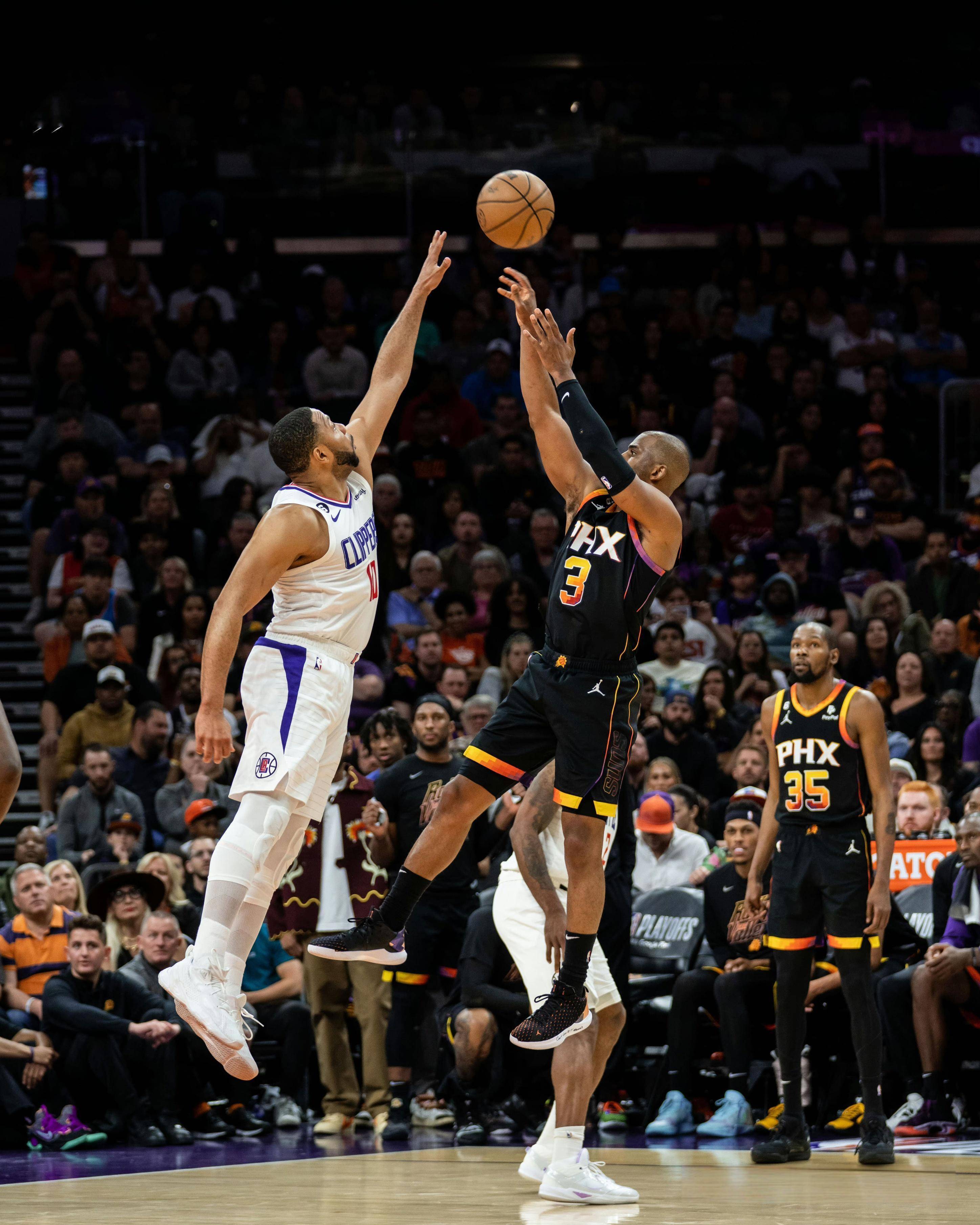 巴塞罗那训练开放日；清晨主帅复盘引欢呼；NBA常规赛在即；轮换策略成焦点的简单介绍