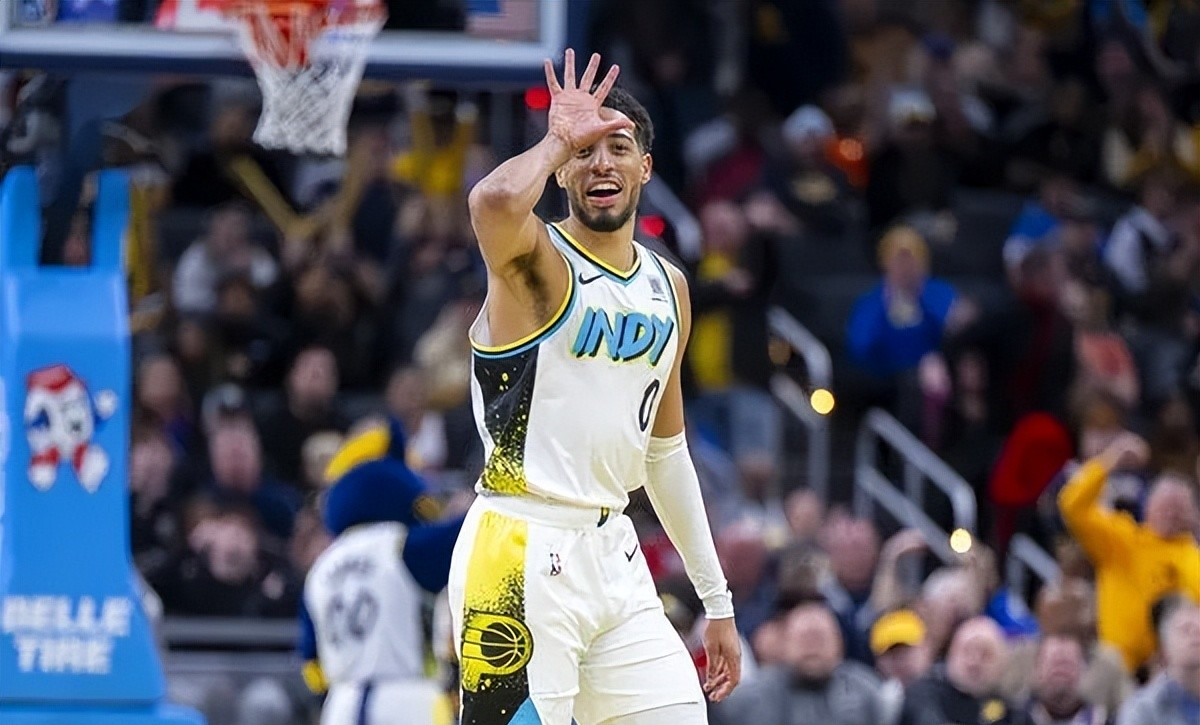 集结日NBA常规赛焦点战，印第安纳步行者防线松动，气氛紧张，年轻球员得到机会的简单介绍