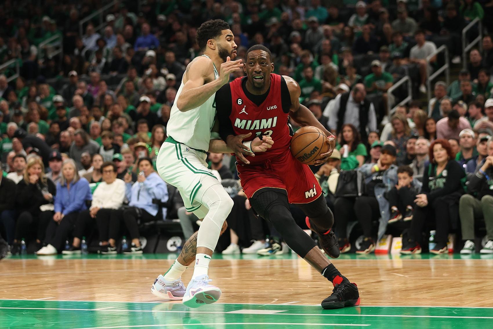 九游游戏攻略-包含新奥尔良鹈鹕迎NBA季后赛关键赛；冲刺阶段远射贴柱；气氛紧张；细节决定成败的词条