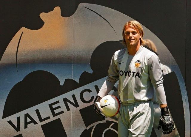 转会期德甲传出新动向，布莱顿回应争议，管理层表态：更衣室稳定，医务组通报恢复的简单介绍