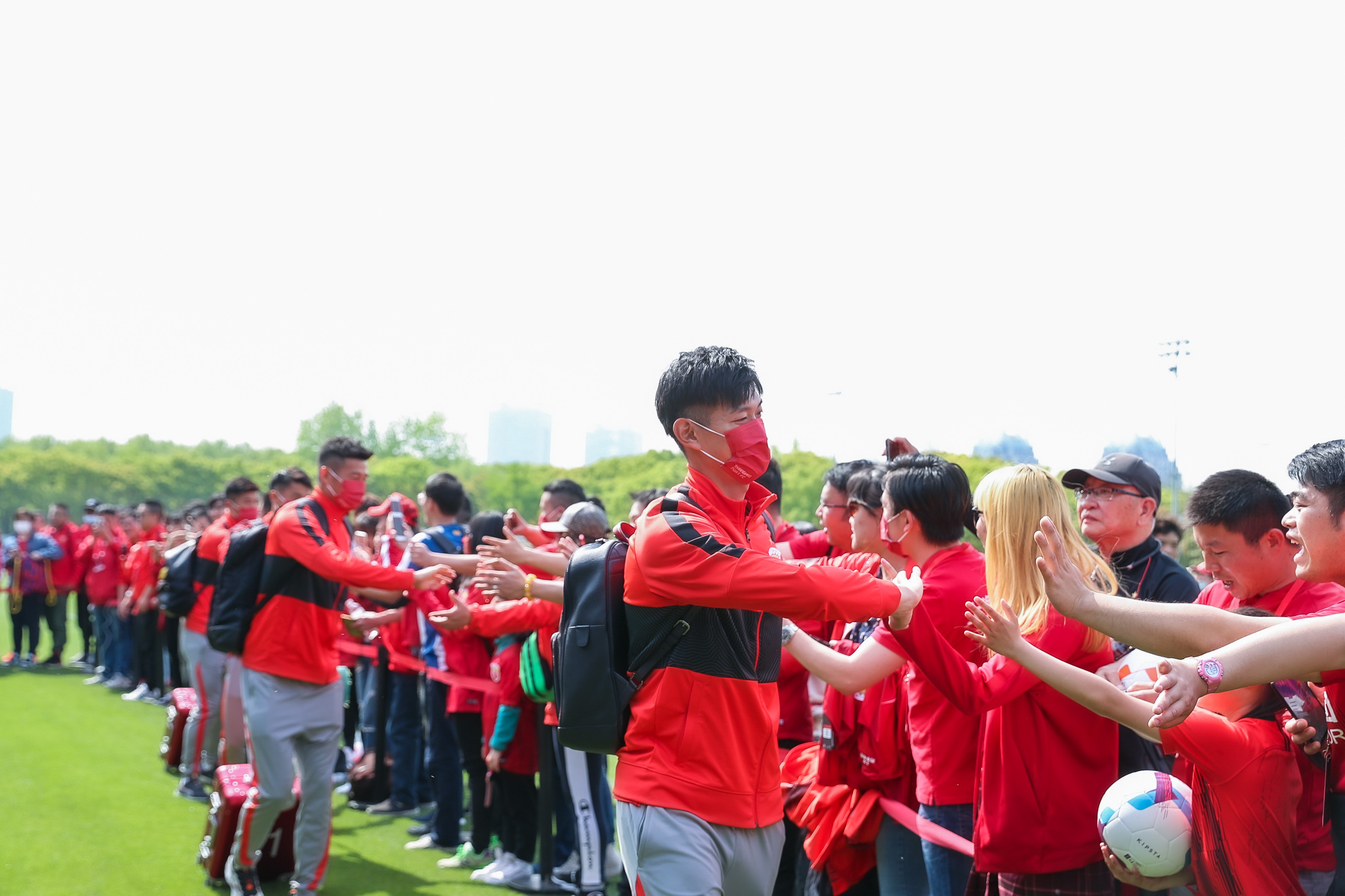 九游游戏攻略-迈阿密热火训练开放日;集结日队长鼓劲引欢呼;中超在即;轮换策略成焦点的简单介绍