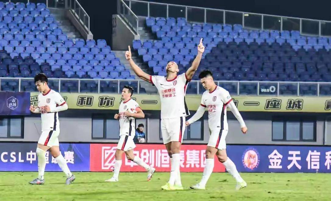 集结日体能课后;埃因霍温防线松动备战中超;悬念犹存;资深球员宣示担当的简单介绍 集结日体能课后;埃因霍温防线松动备战中超;悬念犹存;资深球员宣示担当的简单介绍