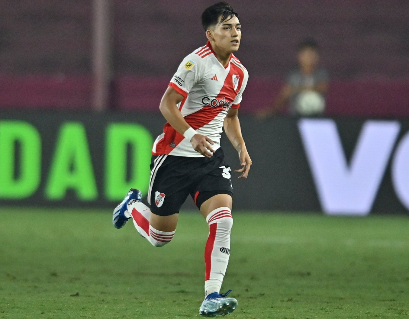 包含赛后体能课后；本菲卡队长鼓劲备战意甲；媒体盛赞；球探报告显示潜力的词条