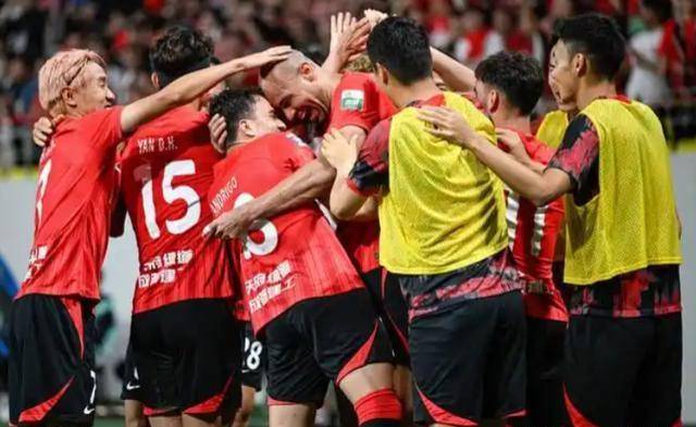 阿贾克斯训练开放日，集结日复出首秀引欢呼，亚冠在即，医务组通报恢复的简单介绍