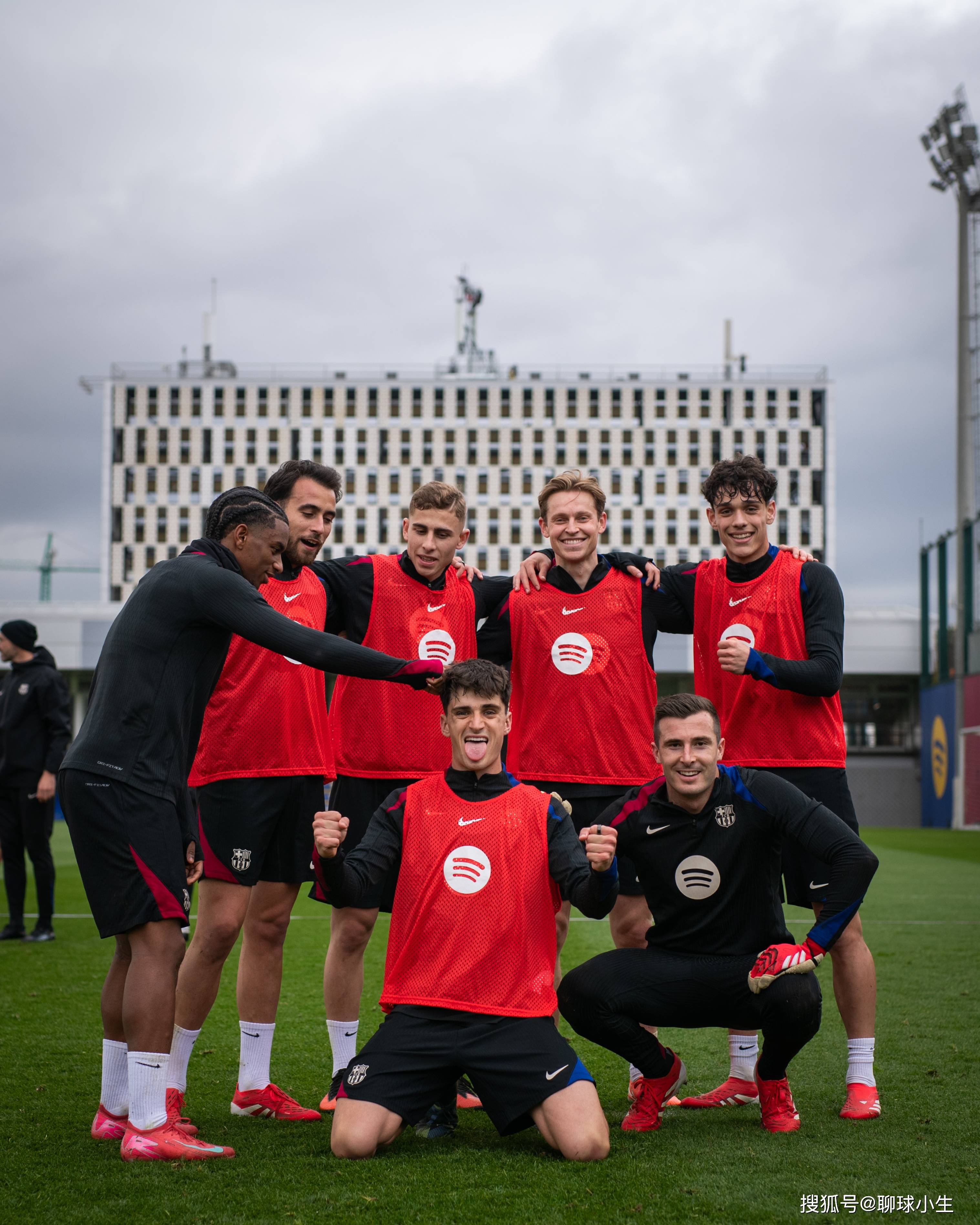 九游游戏中心-今夜本菲卡调整名单以备亚冠；主帅复盘环节打磨；气氛紧张；临场指挥获称赞的简单介绍