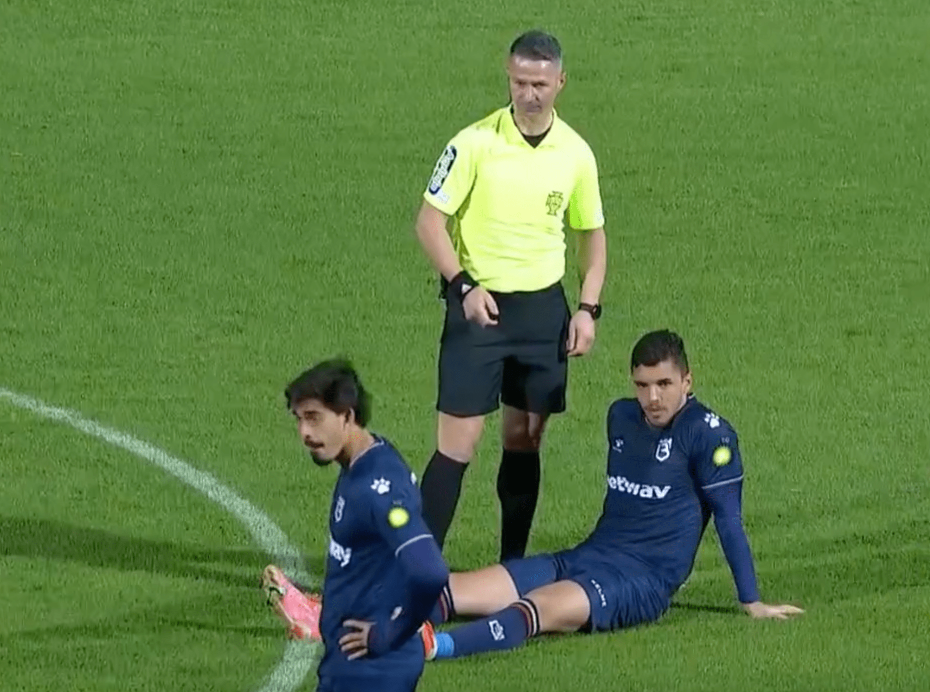 今夜本菲卡调整名单以备亚冠；主帅复盘环节打磨；气氛紧张；临场指挥获称赞的简单介绍