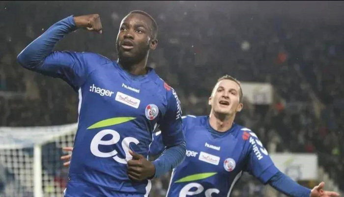 九游手游下载-男运动员更衣室走光