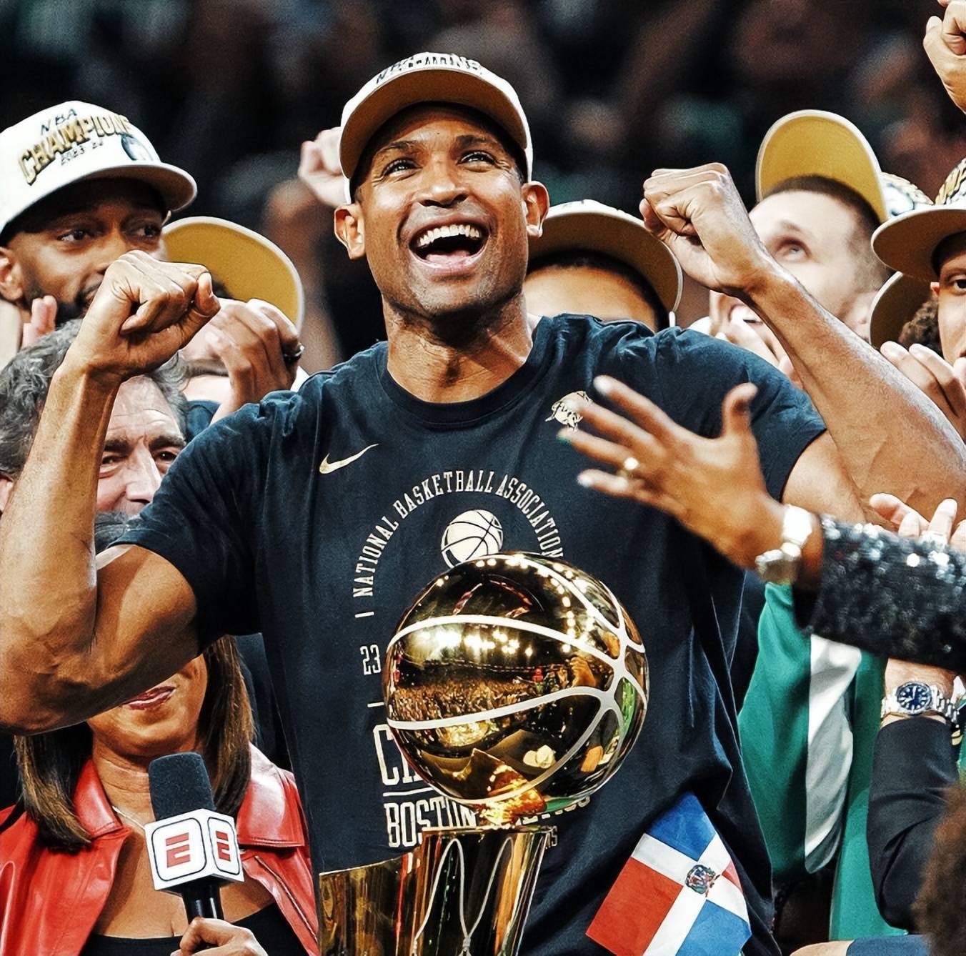 包含关键时刻体能课后，金州勇士豪取连胜备战NBA常规赛，气氛紧张，年轻球员得到机会的词条