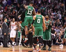 九游游戏攻略-菲尼克斯太阳清晨豪取连胜，志在CBA季后赛名次提升，管理层满意，团队化学反应显著的简单介绍