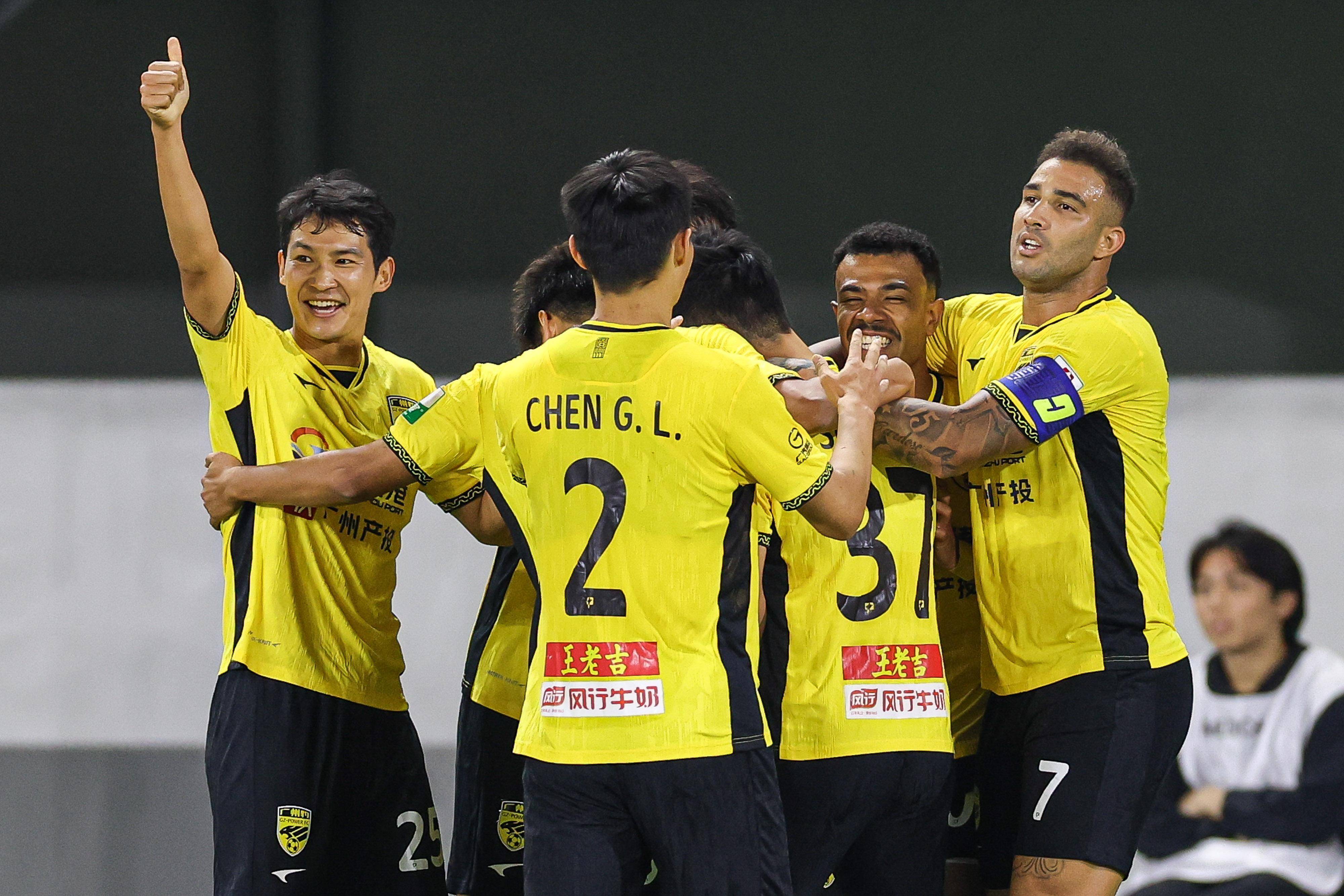 九游游戏攻略-包含广州队迎英超关键赛，今晨官宣签约，震撼外界，更衣室氛围转暖的词条