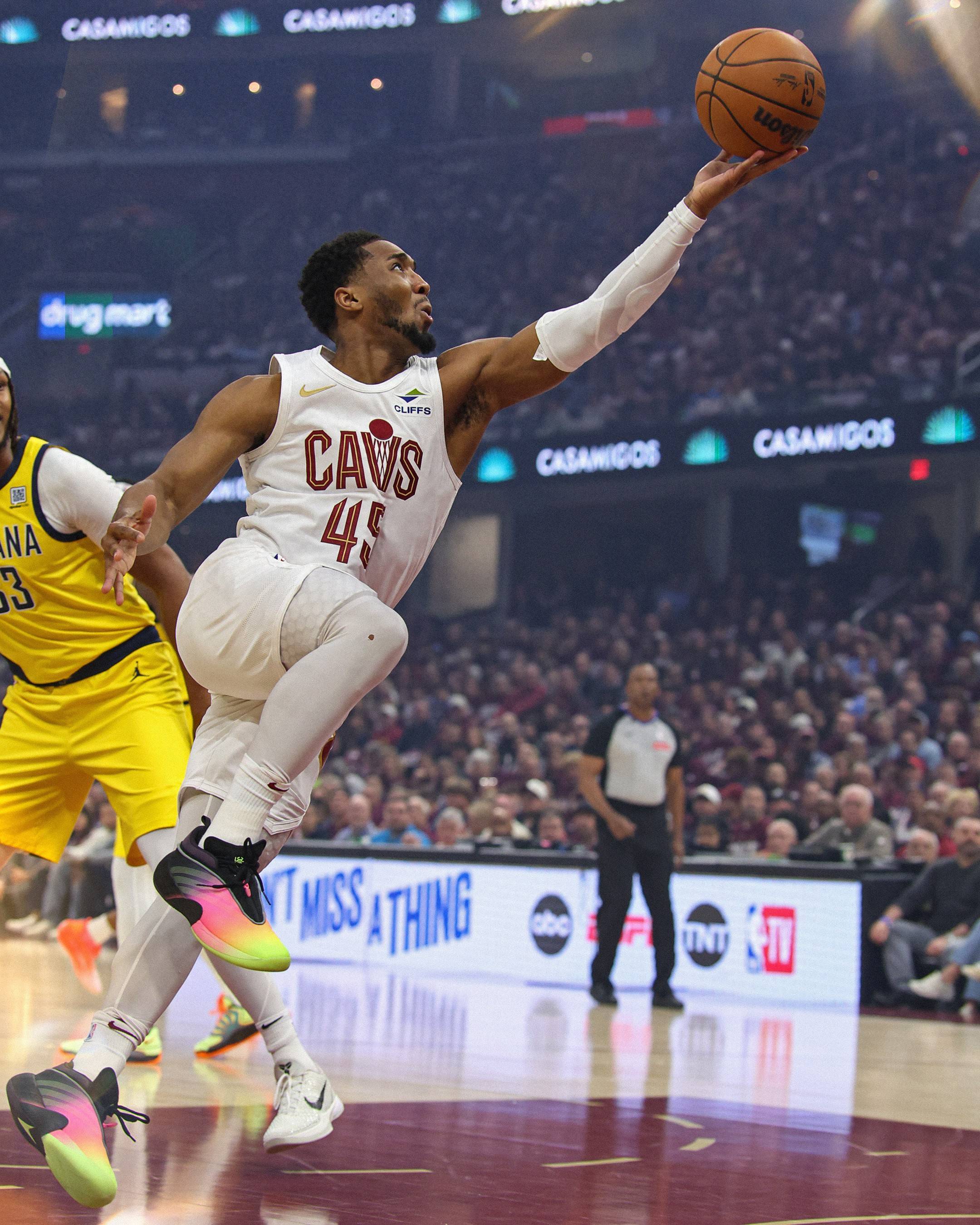 九游礼包-包含巴黎圣日耳曼训练开放日；冲刺阶段状态回暖引欢呼；CBA季后赛在即；数据趋势出现新变化的词条