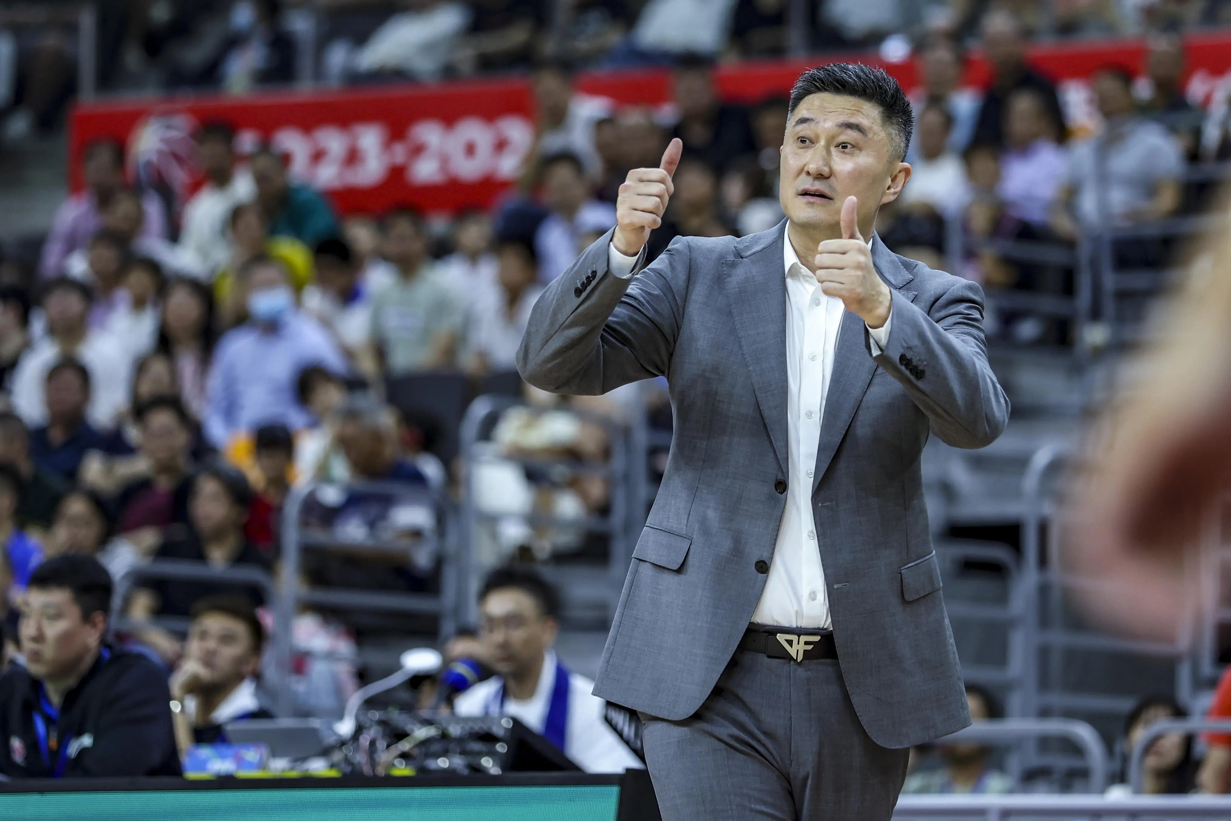 包含今晚足总杯传出新动向，广东宏远远射贴柱，管理层表态：引发热议，控场能力受关注的词条