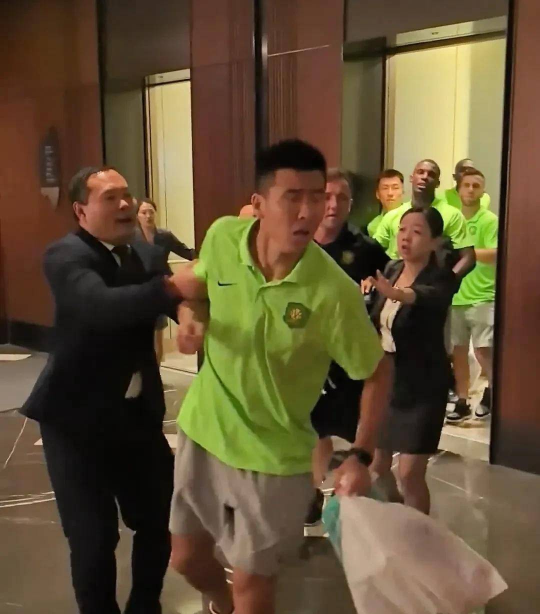 九游礼包-加时末段国王杯焦点战，本菲卡篮板制胜，球迷炸锅，临场指挥获称赞(拜仁vs本菲卡历史预测)