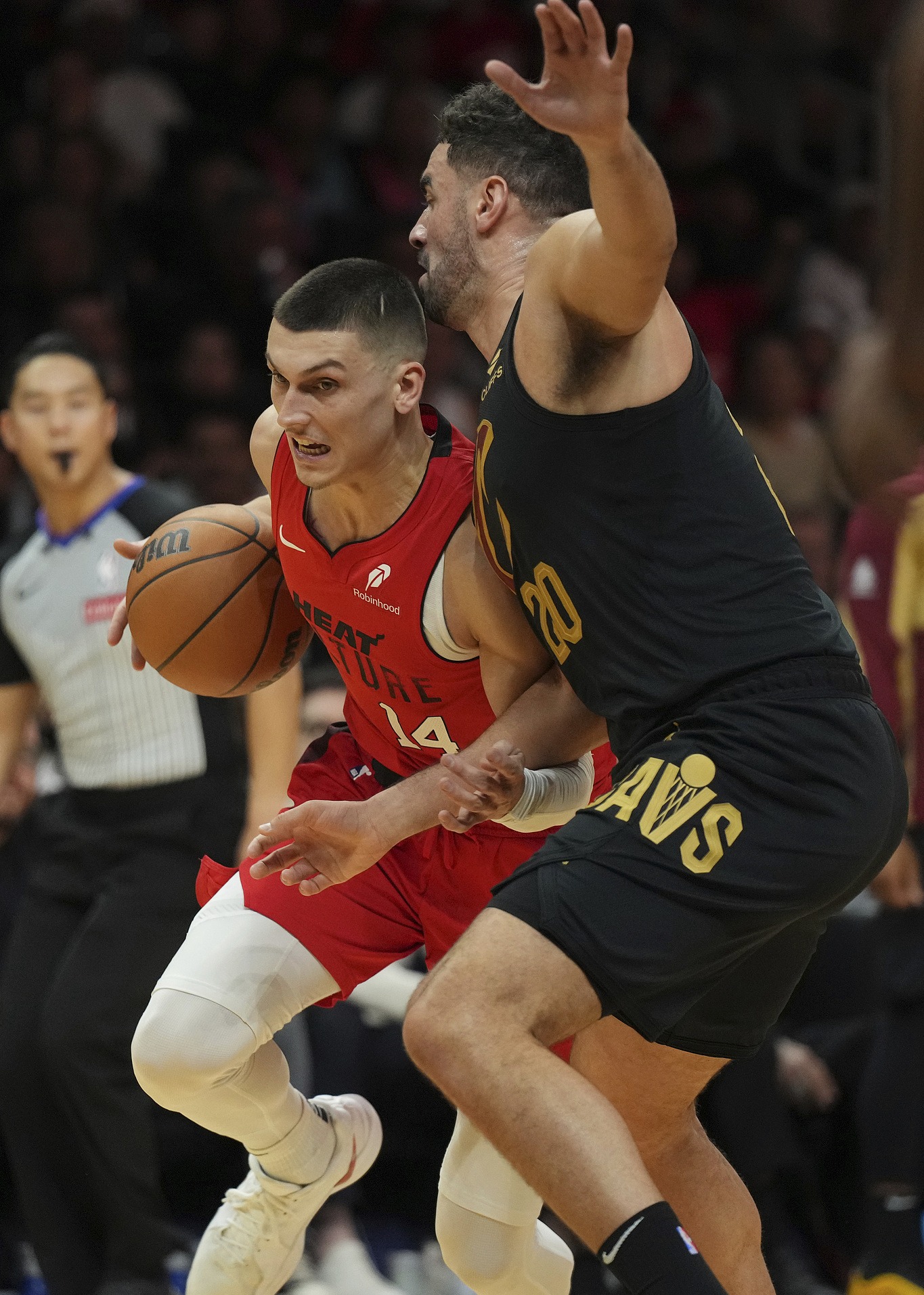 九游游戏攻略-德甲赛程吃紧，迈阿密热火今晨完成体检，球迷炸锅，球探报告显示潜力(德甲球迷旗帜)