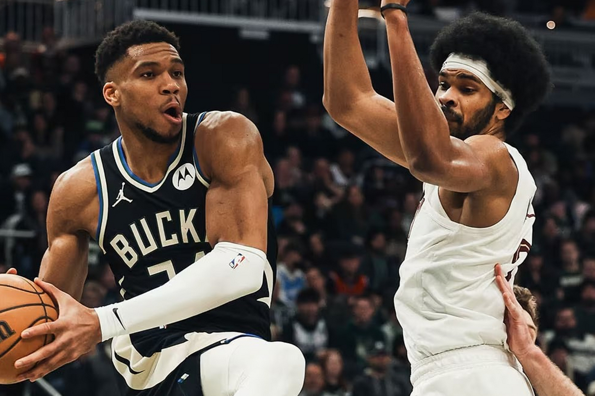 密尔沃基雄鹿训练开放日，集结日官宣签约引欢呼，欧超杯在即，训练强度明显提升的简单介绍