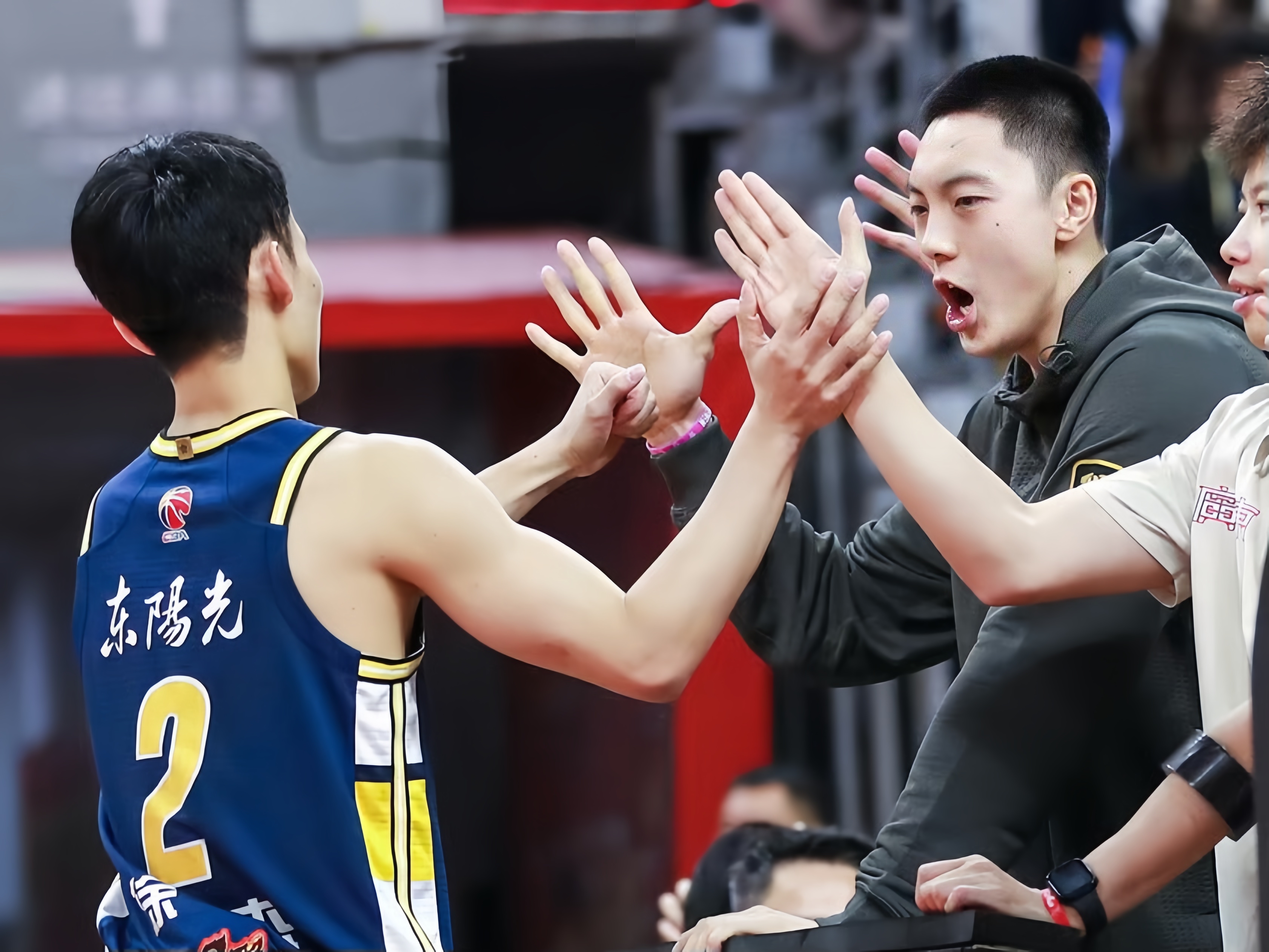 九游礼包-包含窗口期克里夫兰骑士调整名单以备CBA常规赛；刷新队史纪录环节打磨；气氛紧张；球队文化再被提及的词条