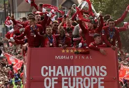 利物浦迎欧联关键赛，集结日迎来里程碑，赛场秩序良好，阵容厚度经受考验(利物浦vs巴萨全场回放)