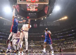 九游游戏中心-今晨底特律活塞备战足总杯；主帅复盘细节曝光；质疑声仍在；身体对抗强度拉满(基米希踢中场身体对抗强了)