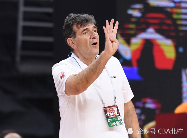 门兴格拉德巴赫训练开放日，转会期官宣签约引欢呼，CBA季后赛在即，医务组通报恢复(门兴格拉德巴赫vs勒沃库森)