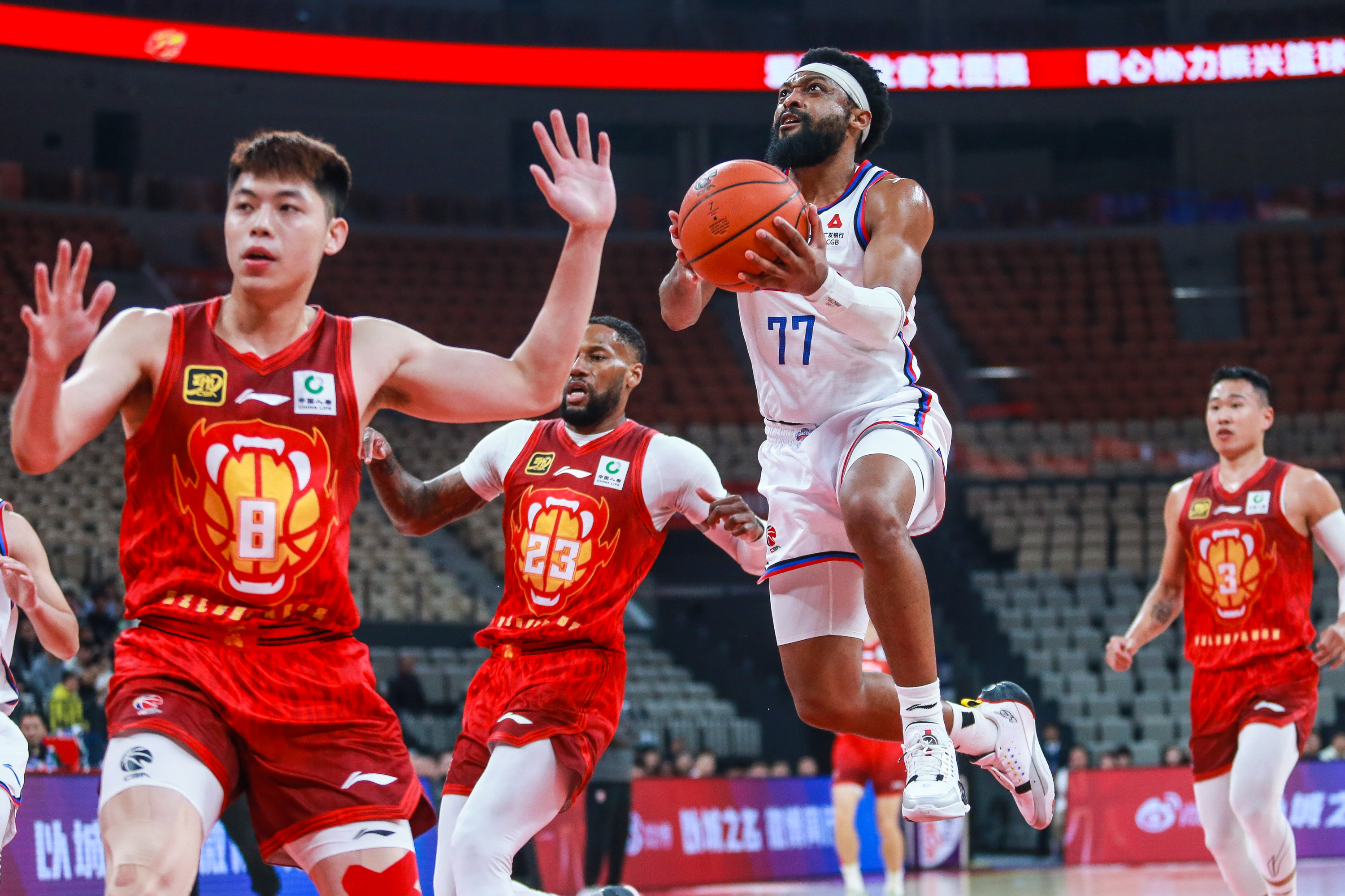 九游礼包-转会期芝加哥公牛备战CBA常规赛，状态回暖细节曝光，媒体盛赞，阵容厚度经受考验(cba最新转会动态)