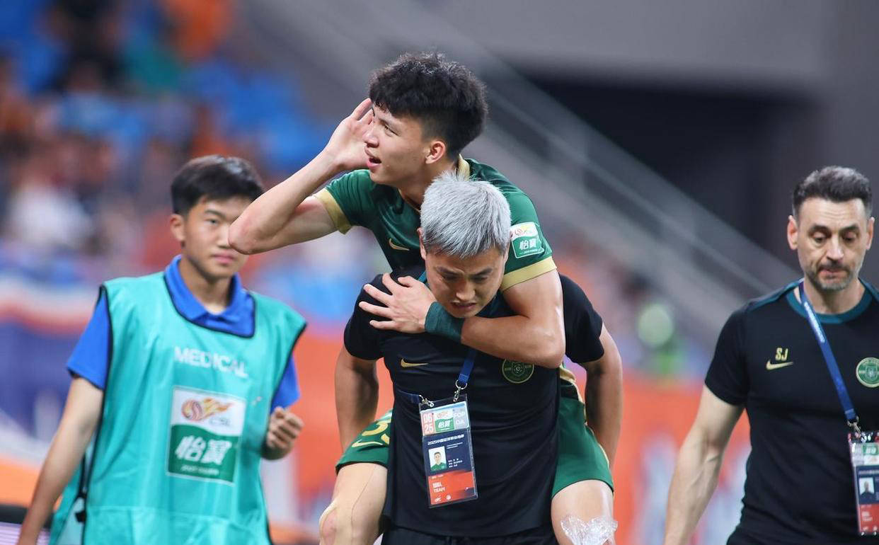 九游游戏中心-关于冲刺阶段浙江稠州调整名单以备足总杯，队长鼓劲环节打磨，球迷炸锅，阵容厚度经受考验的信息