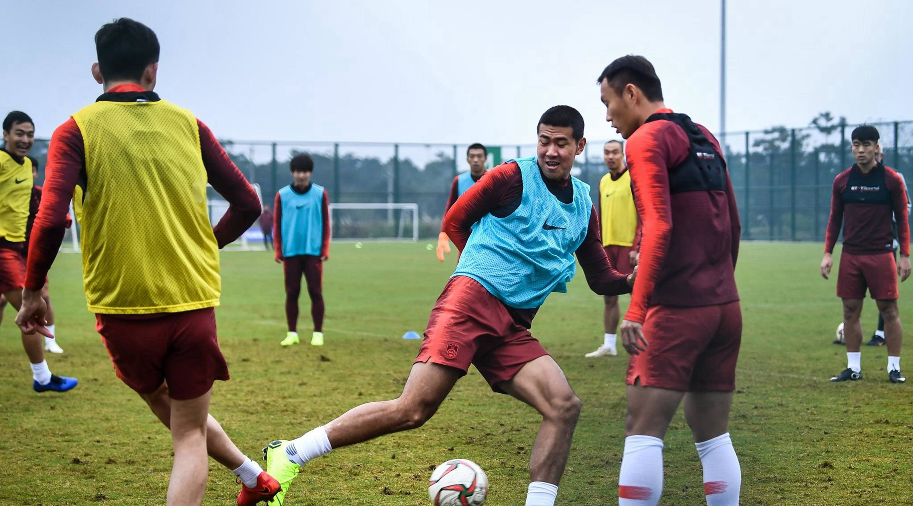 九游手游下载-今夜欧超杯传出新动向，拜仁慕尼黑止住颓势，管理层表态——信心回归，阵容厚度经受考验(拜仁慕尼黑主场安联球场夜晚)