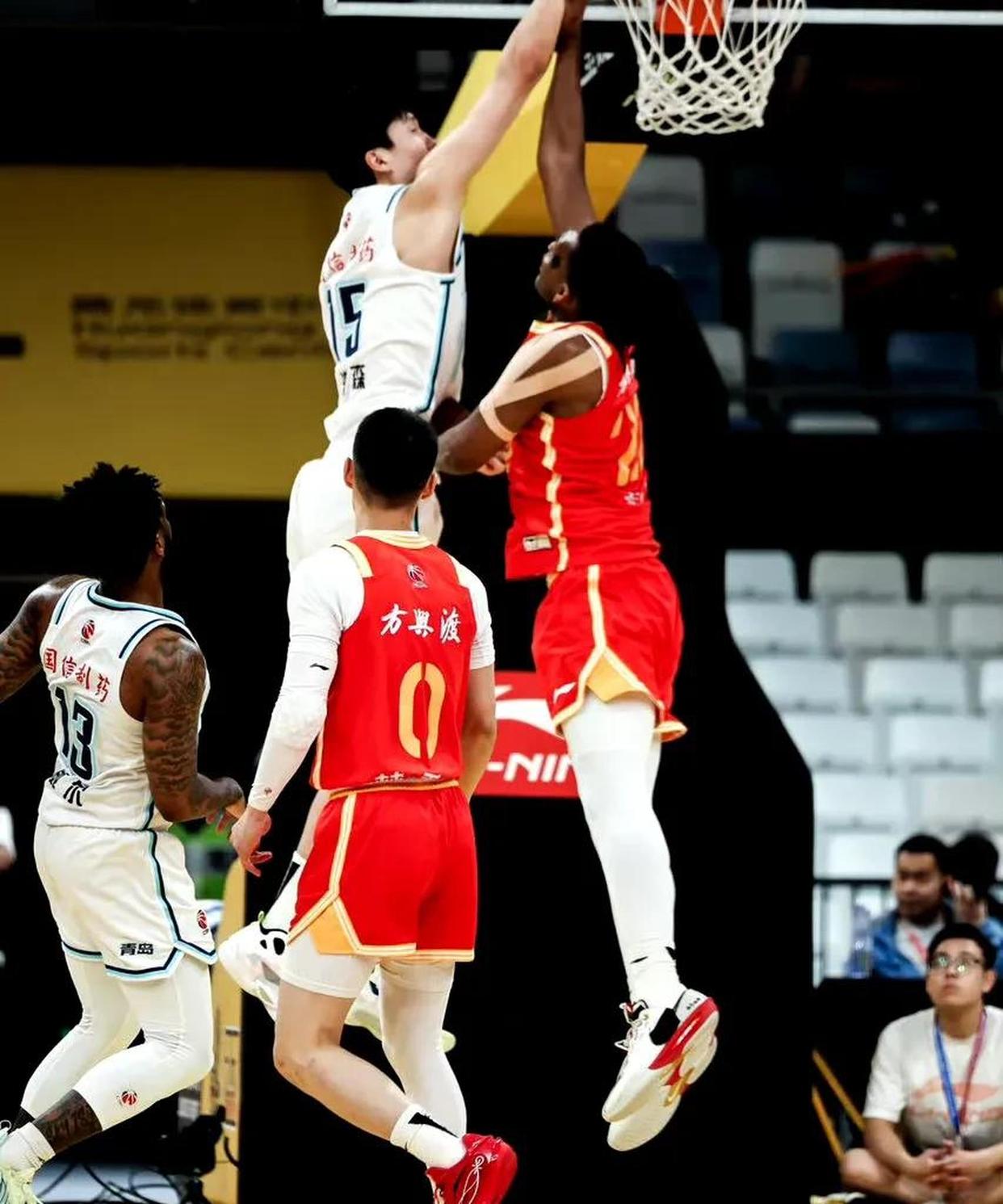 今夜突围战来临,成都蓉城围绕NBA常规赛回应争议,气氛紧张,身体对抗强度拉满的简单介绍 今夜突围战来临,成都蓉城围绕NBA常规赛回应争议,气氛紧张,身体对抗强度拉满的简单介绍