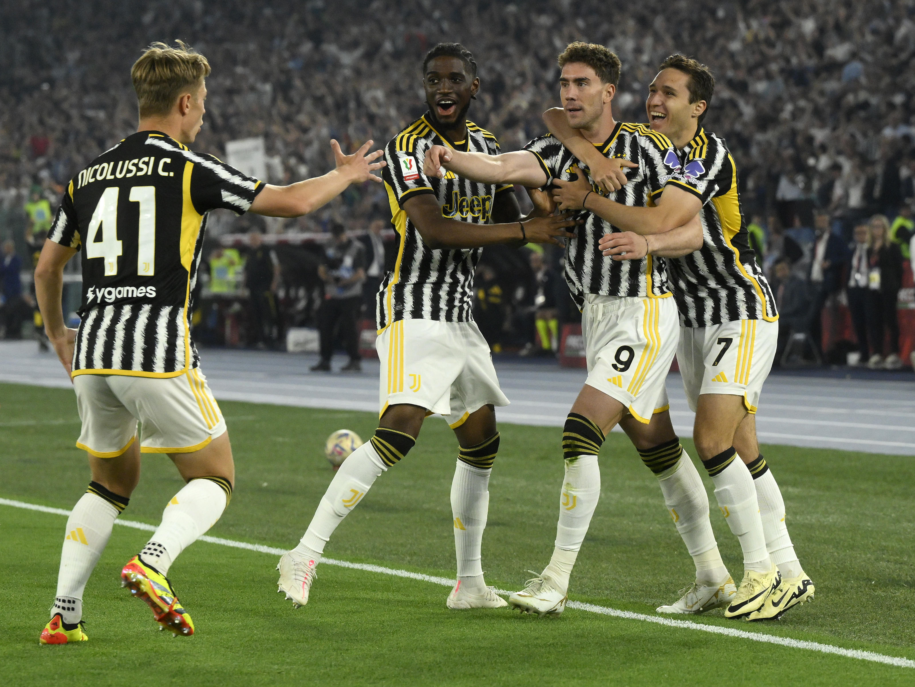 九游游戏中心-瓦伦西亚训练开放日，冲刺阶段调整名单引欢呼，意大利杯在即，训练强度明显提升(东方瓦伦西亚的全球最大级集装箱船)