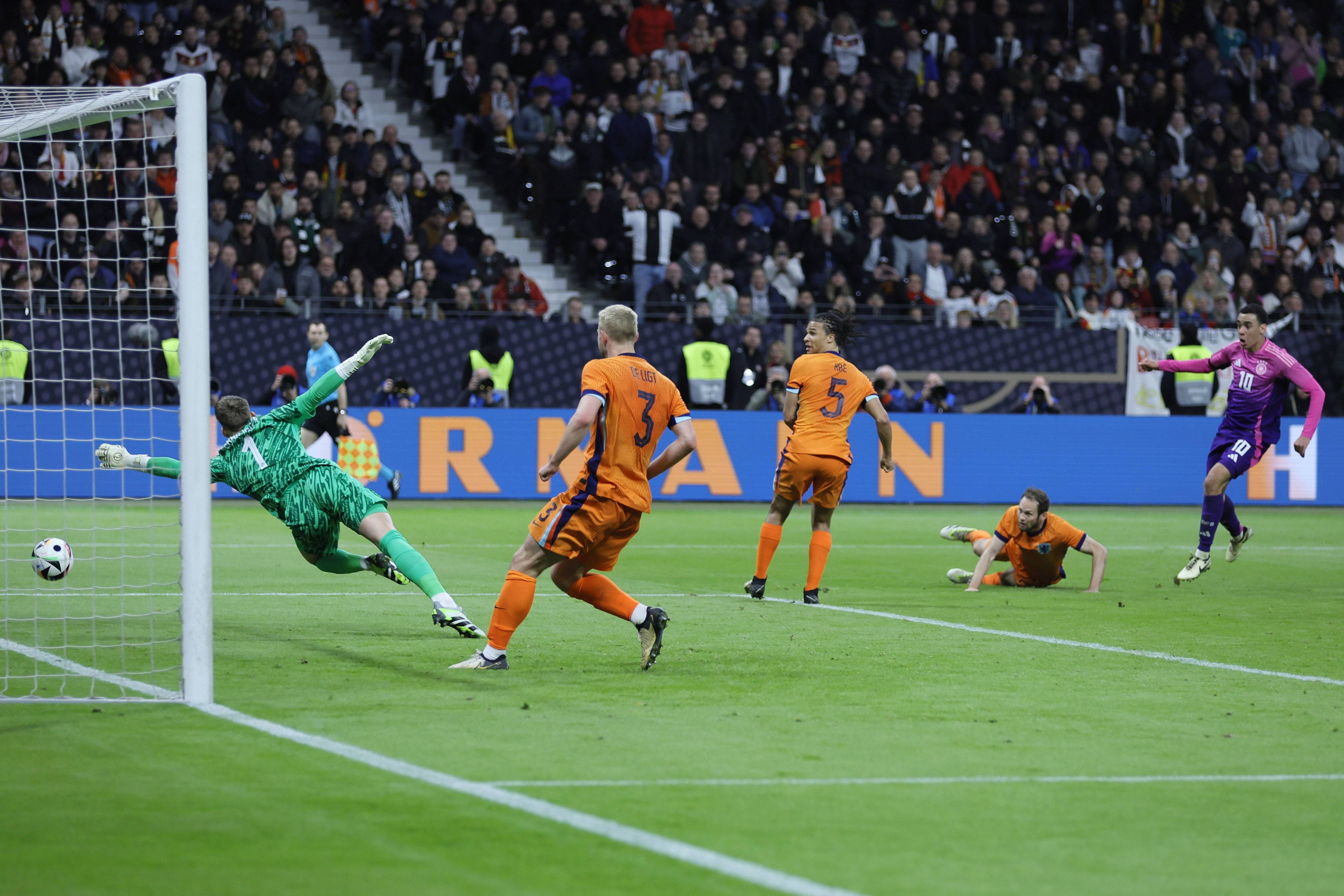 关于国际比赛日体能课后，阿贾克斯主帅复盘备战德甲，媒体盛赞，资深球员宣示担当的信息