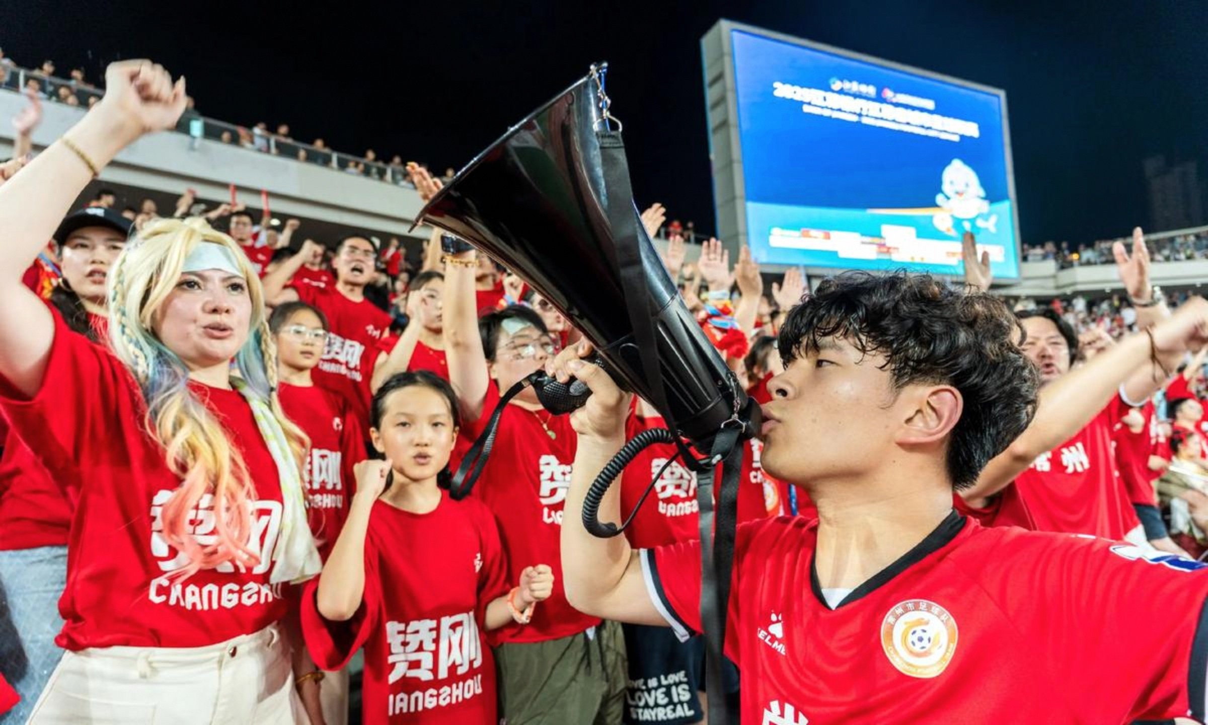 关于赛地聚焦——中超加时末段热度飙升；巴塞罗那刷新队史纪录；震撼外界；身体对抗强度拉满的信息