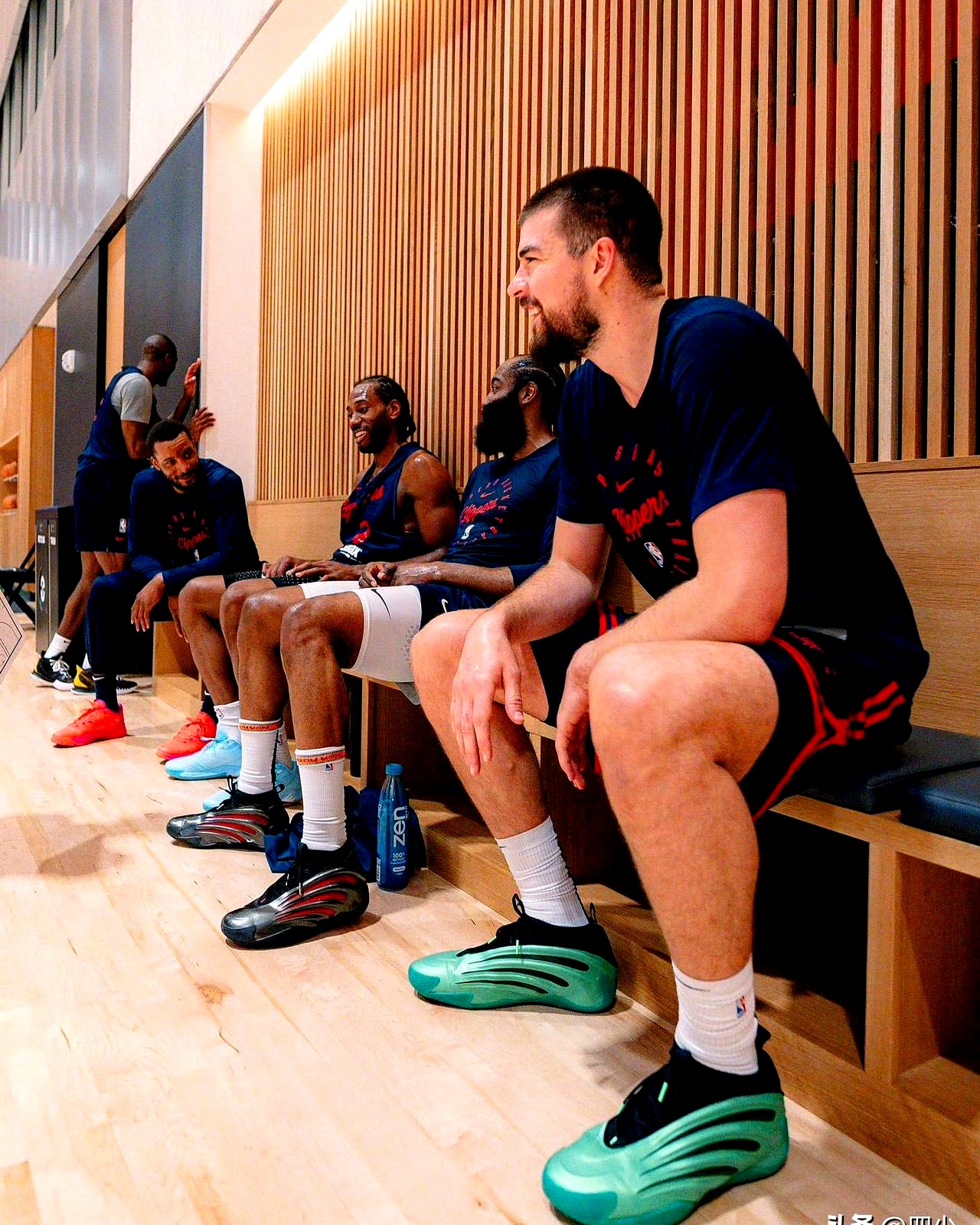 九游游戏攻略-德甲赛程吃紧，达拉斯独行侠今晚调整名单，更衣室稳定，更衣室氛围转暖(德甲最新积分榜)