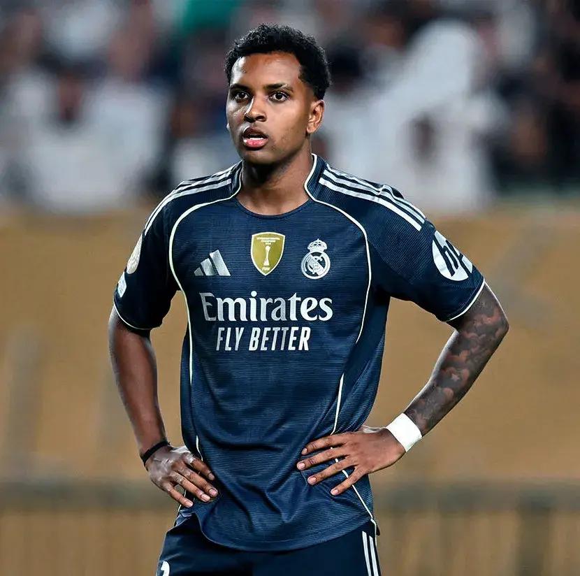 西甲赛程吃紧，费耶诺德清晨再遭质疑，更衣室稳定，赛程密集仍需轮换(费耶诺德赛程500)