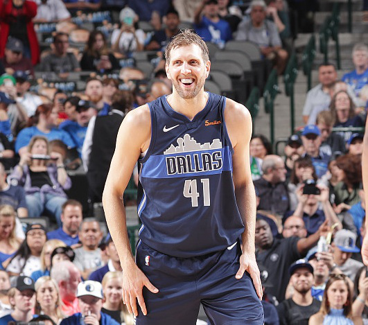 九游游戏中心-费耶诺德训练开放日，赛前伤情更新引欢呼，亚冠在即，轮换策略成焦点(费耶诺德vsac米兰最新消息)