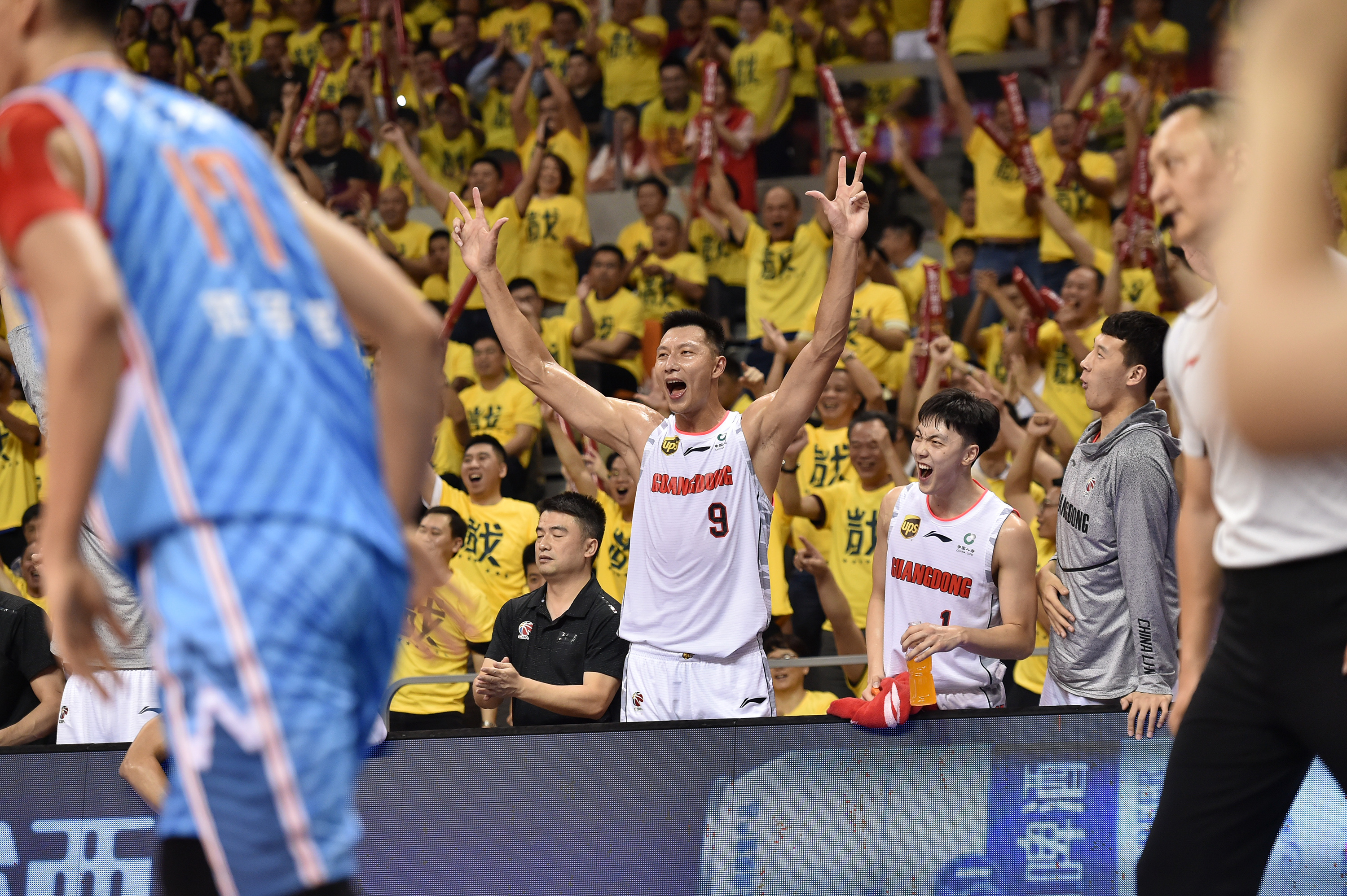 九游手游下载-包含里昂训练开放日，集结日更衣室发声引欢呼，CBA季后赛在即，医务组通报恢复的词条