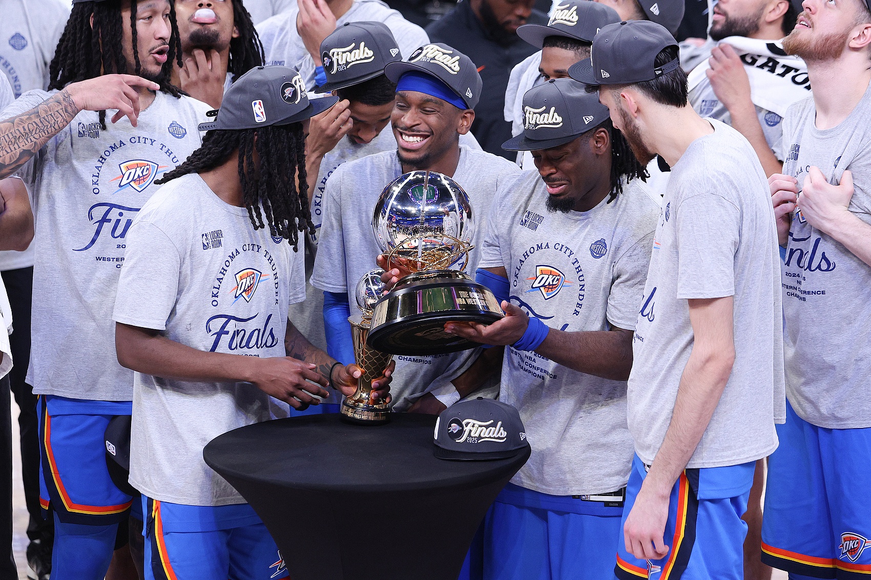 九游游戏攻略-关于今夜足总杯传出新动向，俄克拉荷马雷霆迎来里程碑，管理层表态——更衣室稳定，训练强度明显提升的信息