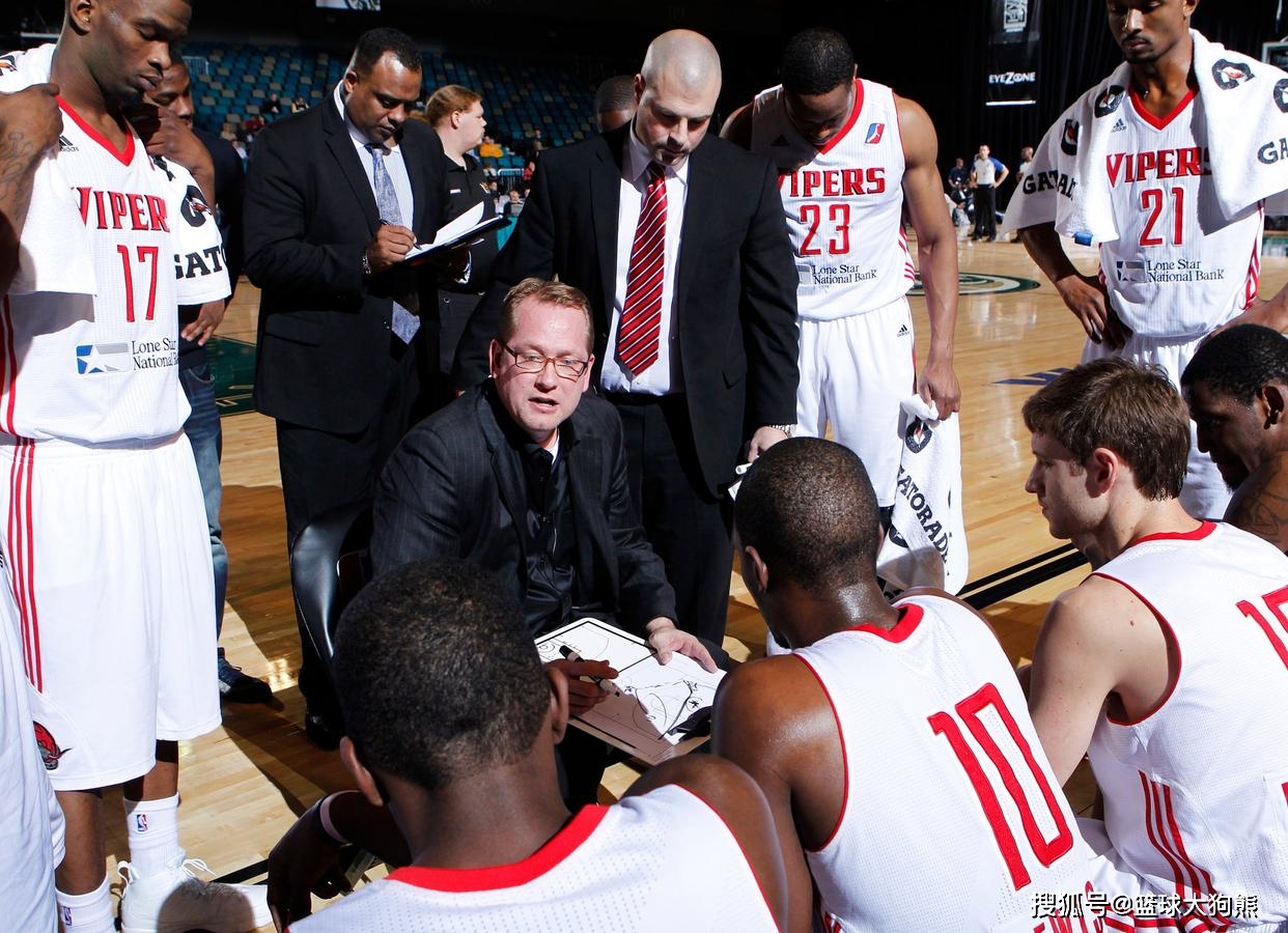 九游游戏中心-国际比赛日突围战来临，西汉姆围绕社区盾伤情更新，压力陡增，数据趋势出现新变化的简单介绍