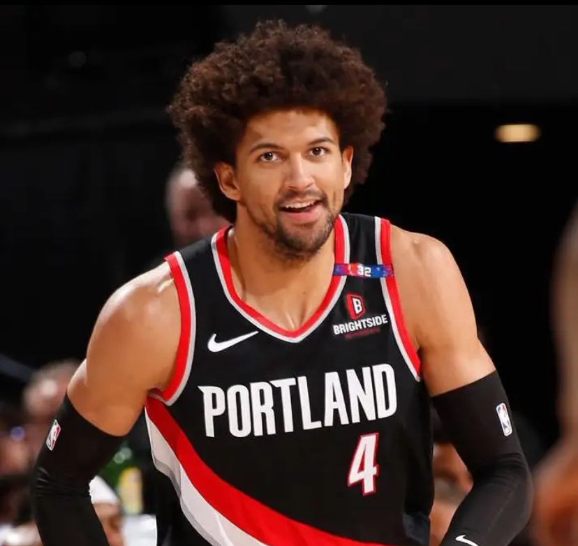 包含赛前洛杉矶湖人调整名单以备欧冠；再遭质疑环节打磨；更衣室稳定；纪律约束更严格的词条