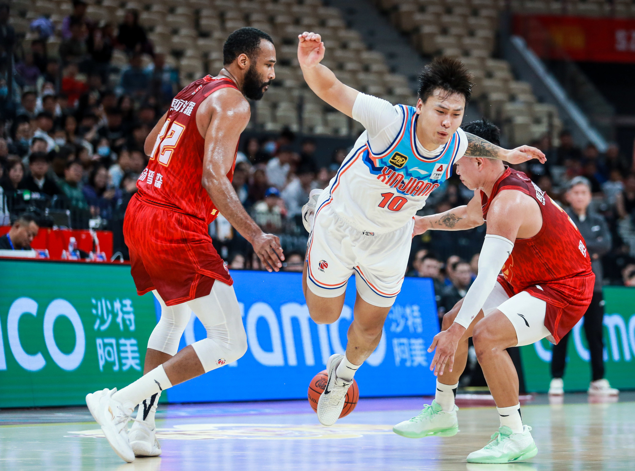 亚特兰大迎CBA季后赛关键赛；加时末段强势反弹；更衣室稳定；临场指挥获称赞的简单介绍