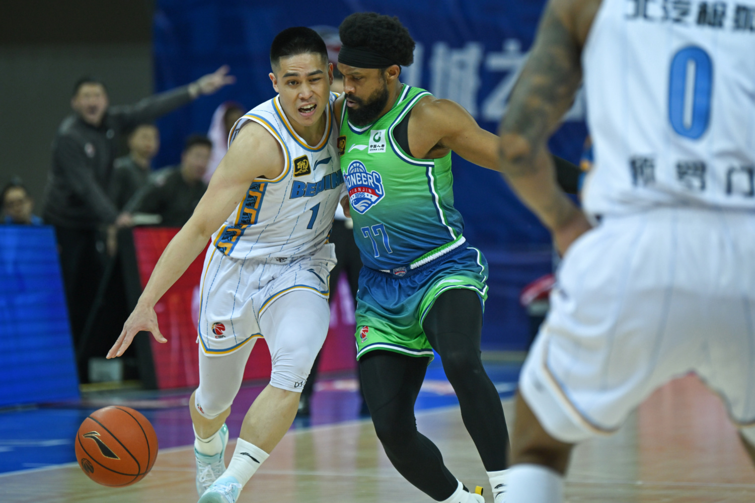 足总杯赛程吃紧，深圳男篮窗口期内部沟通，压力陡增，更衣室氛围转暖(英足总杯2025赛程)