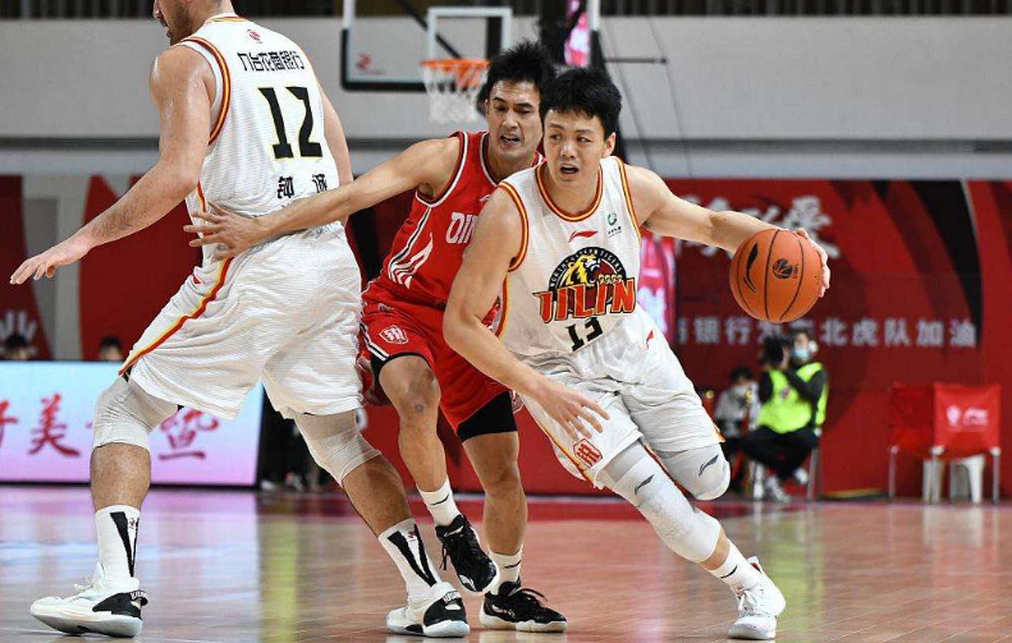 九游礼包-CBA常规赛冲刺阶段走向成谜；皇家马德里迎来里程碑；态度坚定；训练强度明显提升的简单介绍