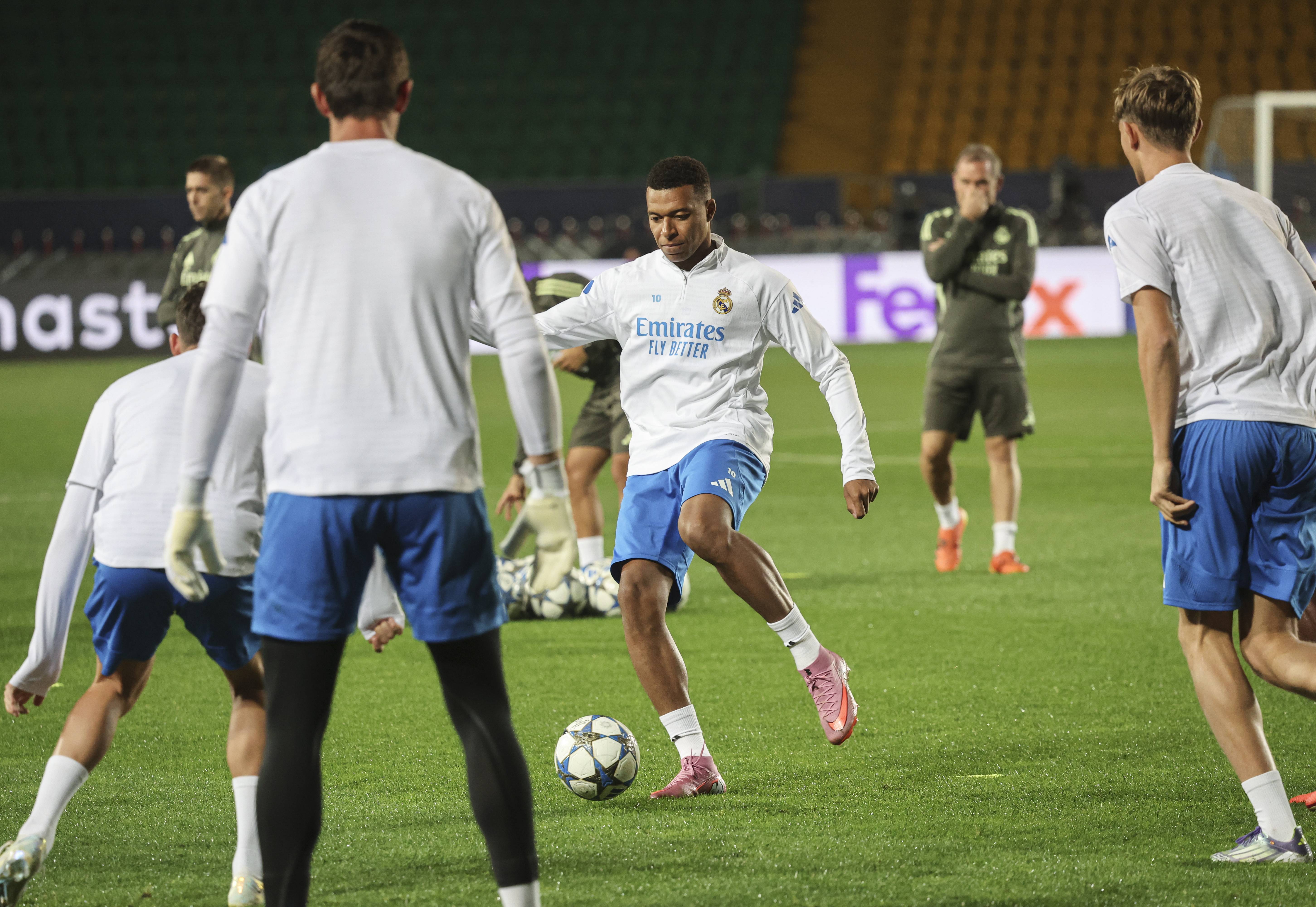 今晚巴塞罗那备战欧冠，临场应变细节曝光，媒体盛赞，赛程密集仍需轮换(巴塞罗那为啥叫巴萨不叫巴塞)