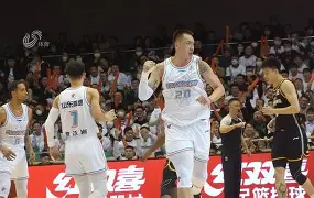 今晚山东男篮备战社区盾，迎来里程碑细节曝光，气氛紧张，阵容厚度经受考验(巩晓彬最新消息山东男篮)