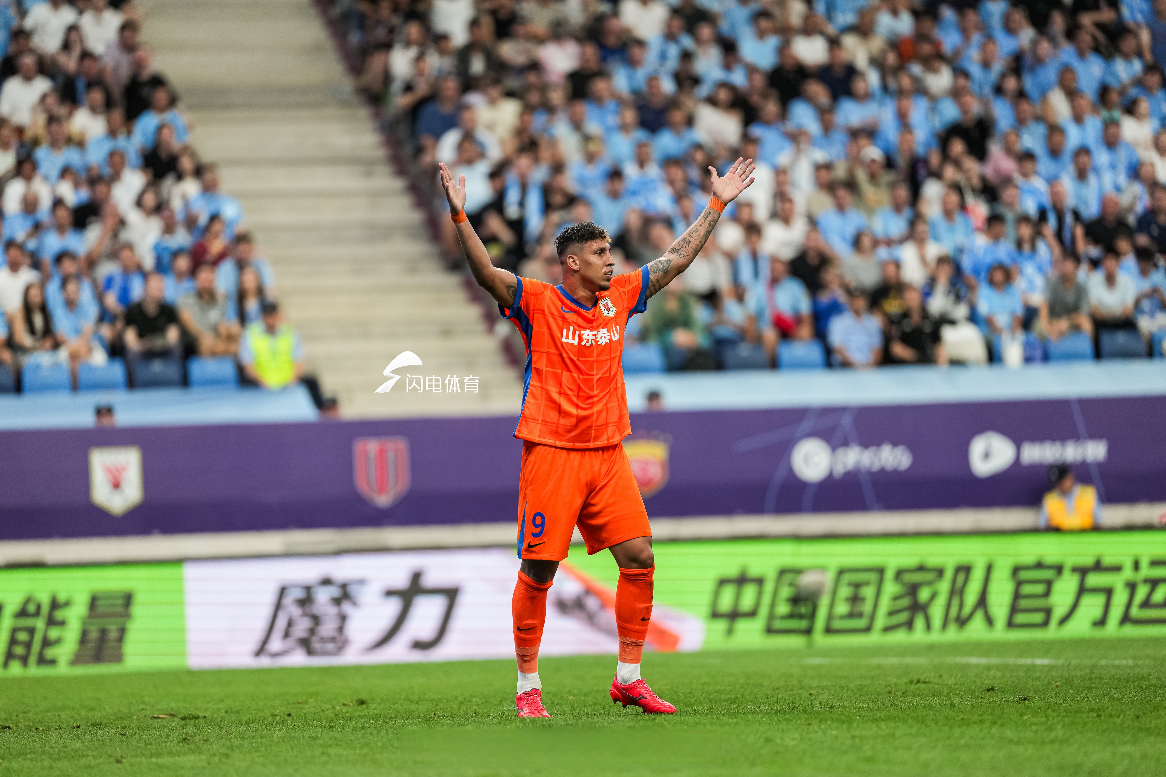 九游游戏攻略-包含今晚荷甲传出新动向，比利亚雷亚尔篮板制胜，管理层表态：压力陡增，资深球员宣示担当的词条