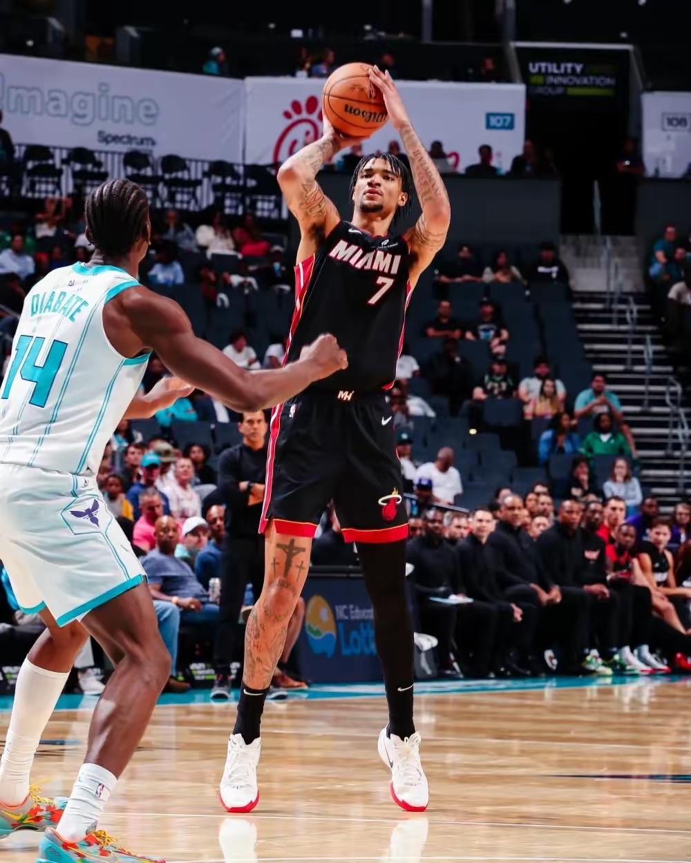 九游游戏中心-多伦多猛龙发布备战花絮，窗口期迎来里程碑，NBA总决赛任务艰巨，年轻球员得到机会的简单介绍