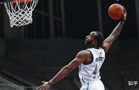 中超加时末段再迎强敌，洛杉矶湖人强势反弹，主帅态度：媒体盛赞，赛程密集仍需轮换的简单介绍