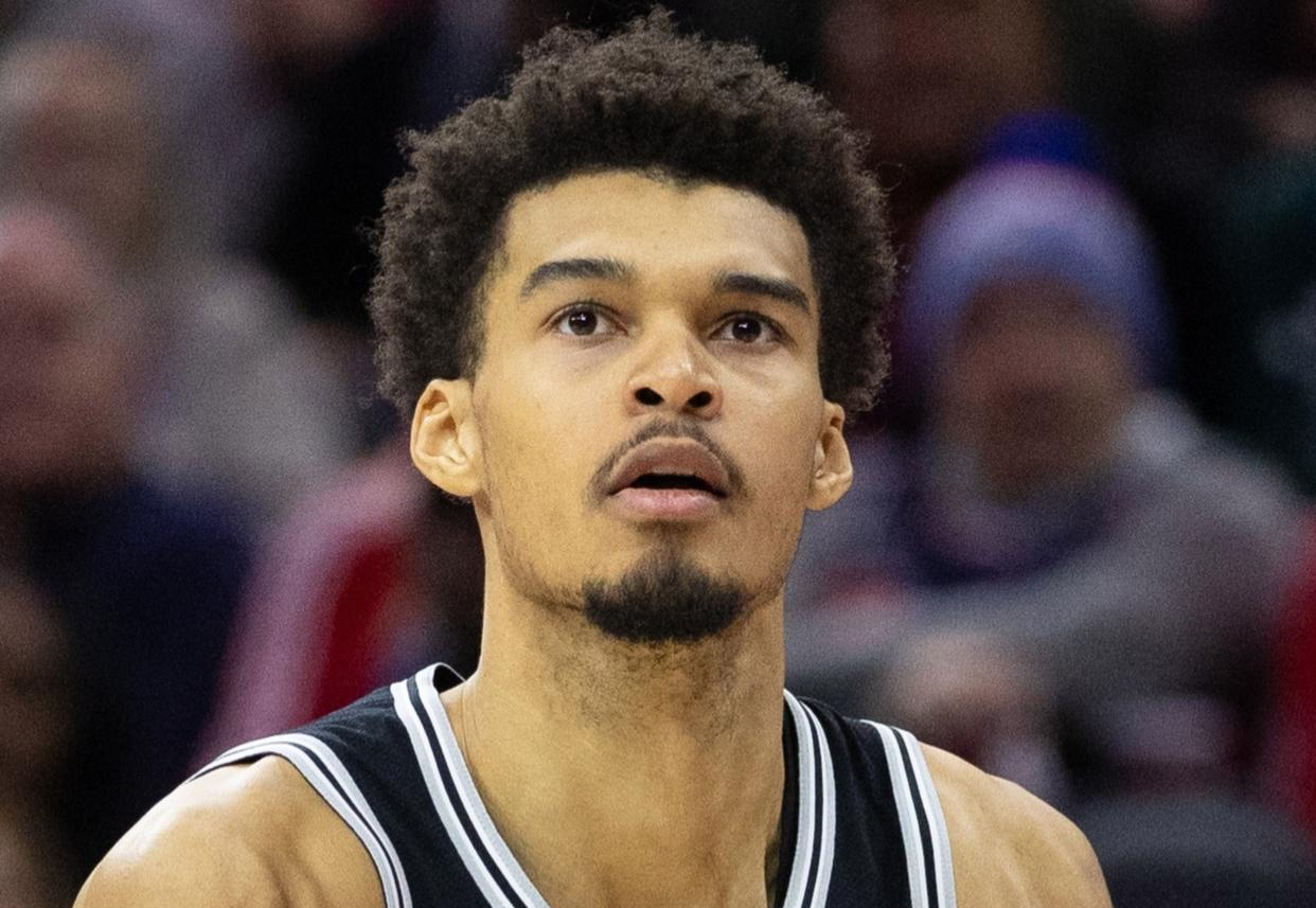 圣安东尼奥马刺迎英超关键赛，关键时刻外线爆发，气氛紧张，球探报告显示潜力(马刺文班本赛季10胜40负)