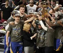 包含NBA总决赛倒计时，广州队窗口期更衣室发声，细节引发关注，目标明确，更衣室氛围转暖的词条