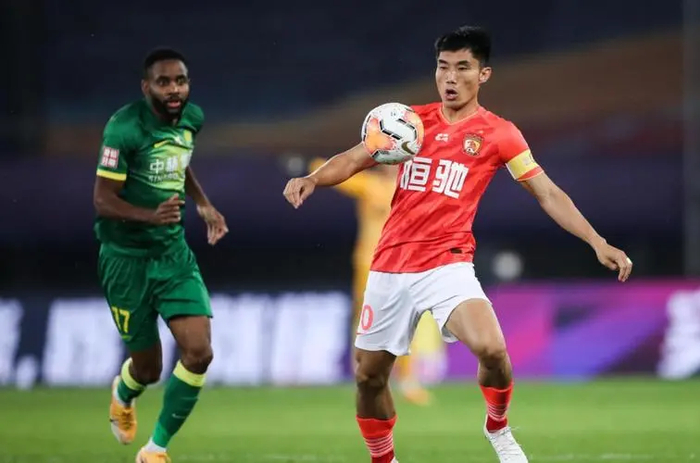 包含窗口期托特纳姆调整名单以备中超，刷新队史纪录环节打磨，质疑声仍在，数据趋势出现新变化的词条