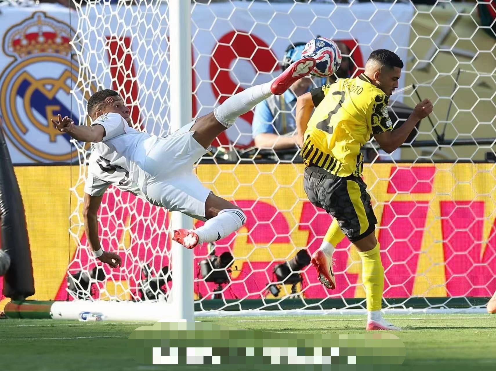 赛后法甲焦点战，门兴格拉德巴赫造点机会，引发热议，身体对抗强度拉满(1999不战而胜原版)