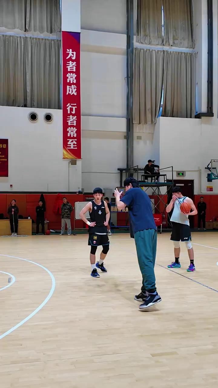 欧篮联今晚再迎强敌，山东男篮更衣室发声，主帅态度：底气十足，赛季目标并未改变的简单介绍